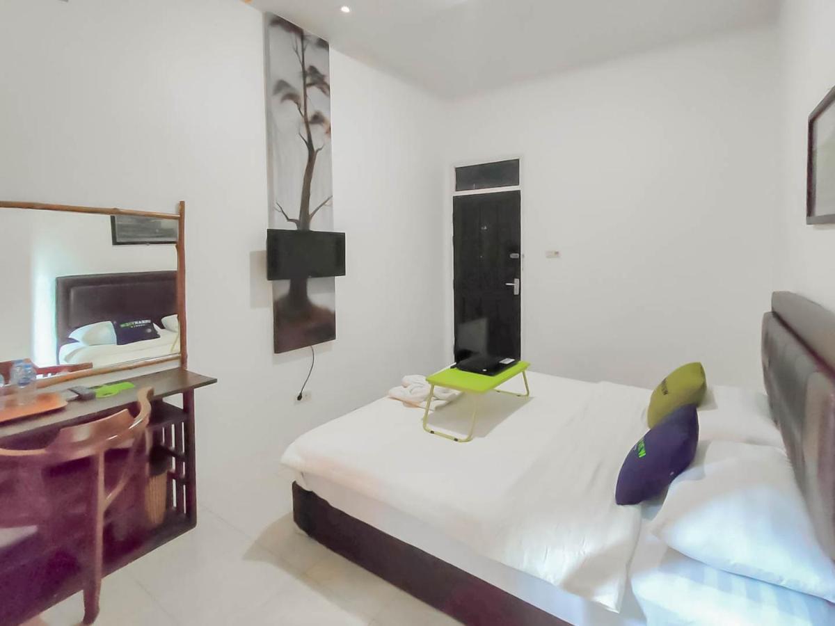 Urbanview Hotel Bagoes Sintang By Reddoorz Exterior photo