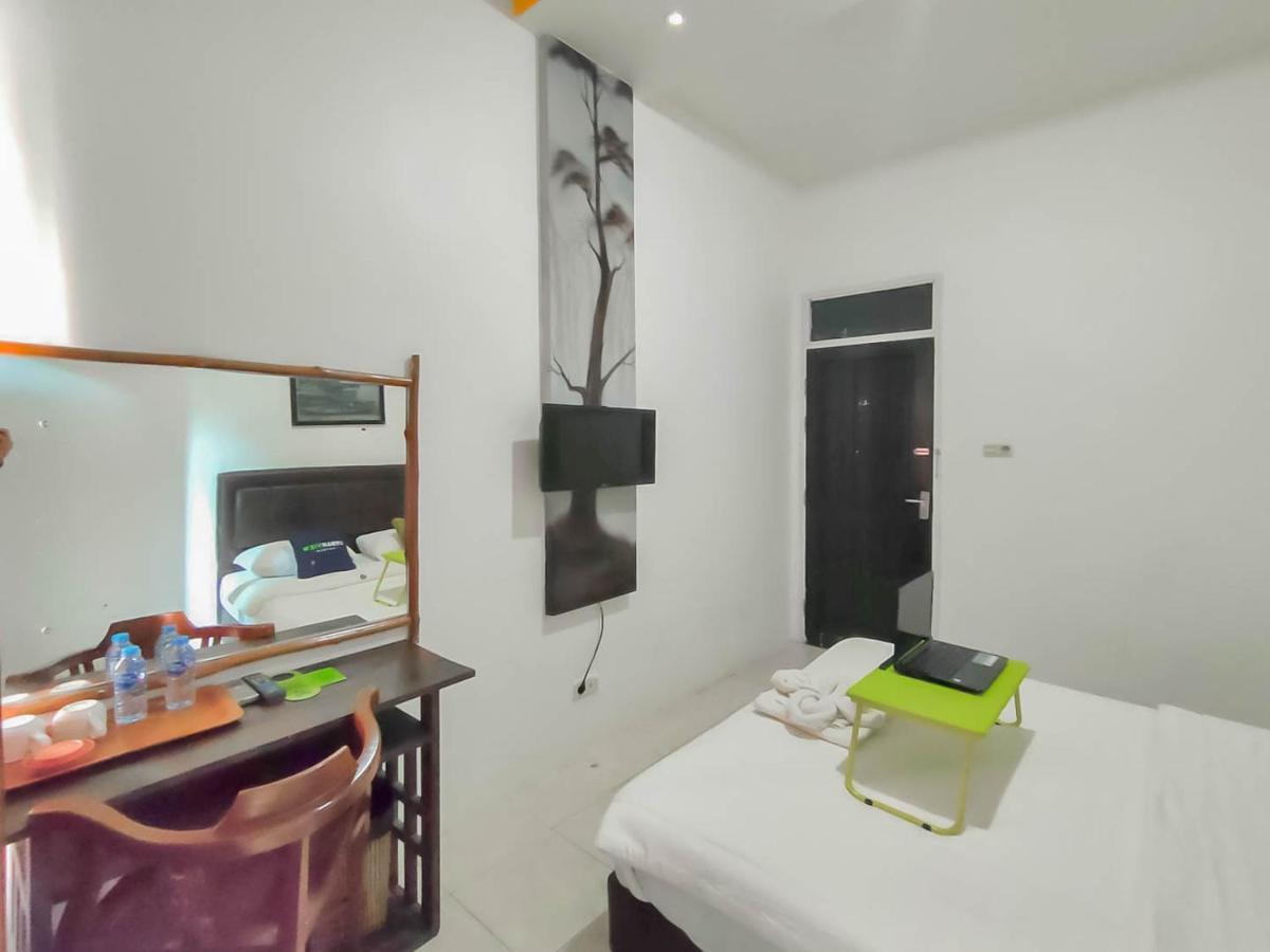 Urbanview Hotel Bagoes Sintang By Reddoorz Exterior photo