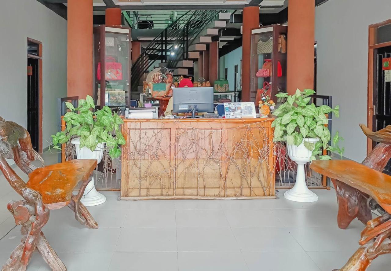 Urbanview Hotel Bagoes Sintang By Reddoorz Exterior photo
